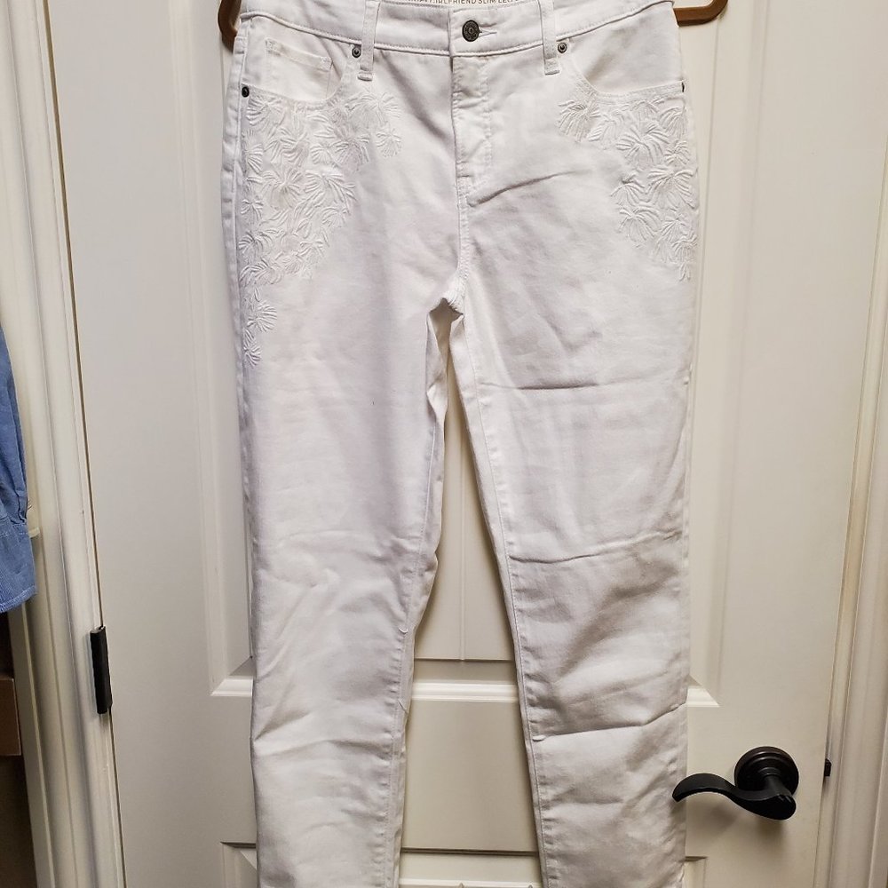 NO-STAIN WHITE EMBROIDERED GIRLFRIEND ANKLE JEANS